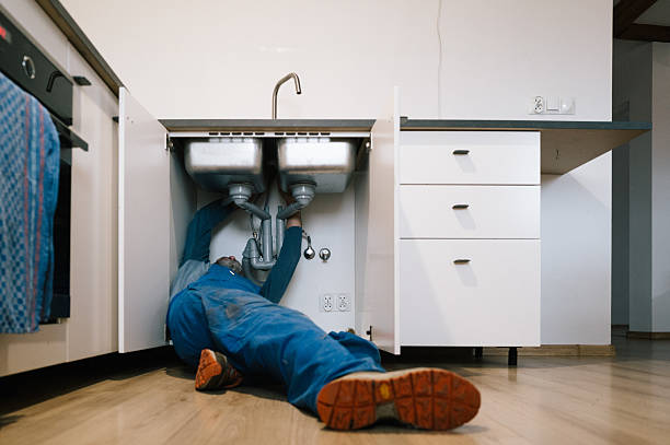 Professional Emergency Plumber technician working in Goldsmith, IN